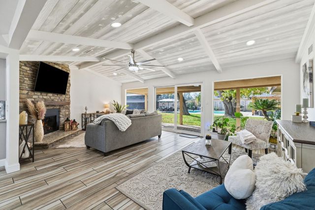 1112 S Sunnyside Avenue, Fresno, CA 93727