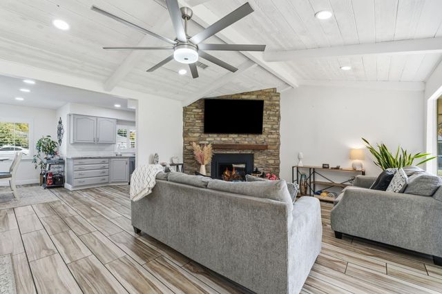 1112 S Sunnyside Avenue, Fresno, CA 93727