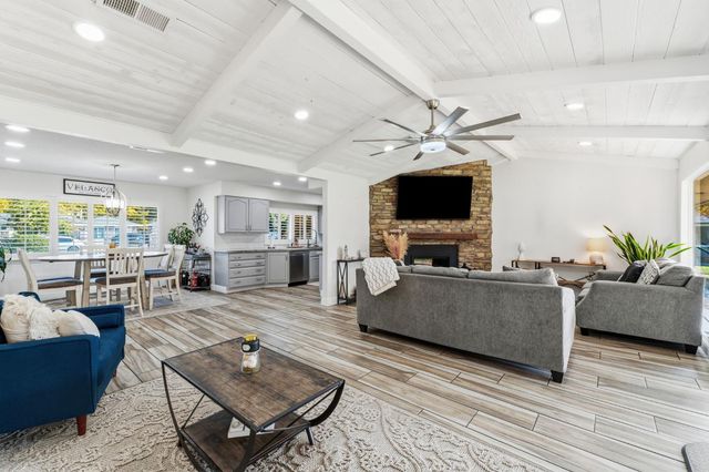 1112 S Sunnyside Avenue, Fresno, CA 93727