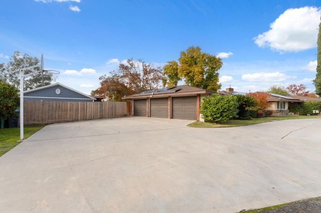 1112 S Sunnyside Avenue, Fresno, CA 93727