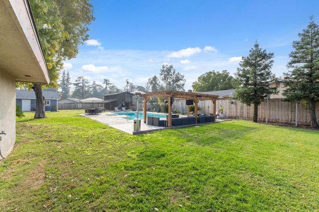 1112 S Sunnyside Avenue, Fresno, CA 93727