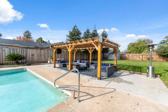 1112 S Sunnyside Avenue, Fresno, CA 93727