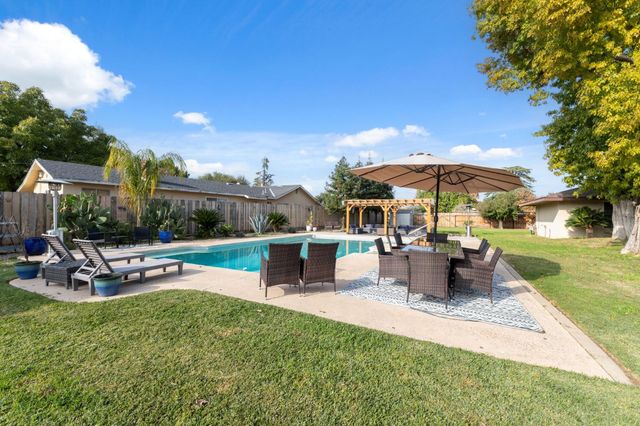 1112 S Sunnyside Avenue, Fresno, CA 93727