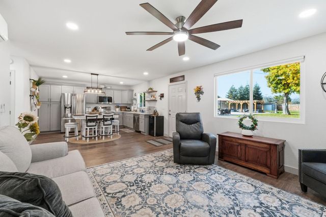 1112 S Sunnyside Avenue, Fresno, CA 93727