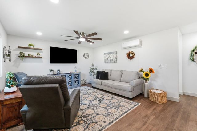 1112 S Sunnyside Avenue, Fresno, CA 93727