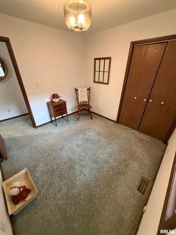 420 N 9TH Street, Benton, IL 62812