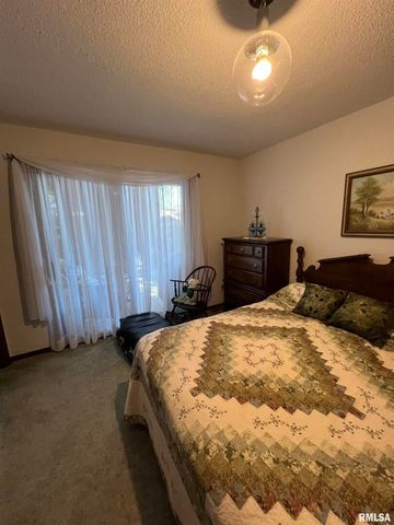 420 N 9TH Street, Benton, IL 62812