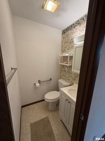 420 N 9TH Street, Benton, IL 62812