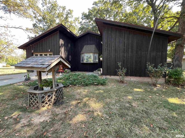 420 N 9TH Street, Benton, IL 62812