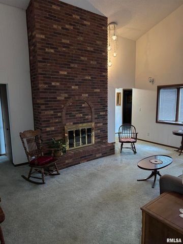 420 N 9TH Street, Benton, IL 62812