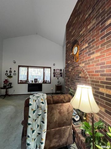 420 N 9TH Street, Benton, IL 62812