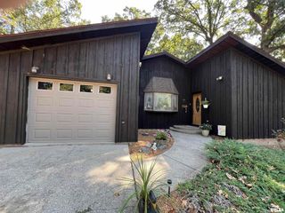 420 N 9TH Street, Benton, IL 62812