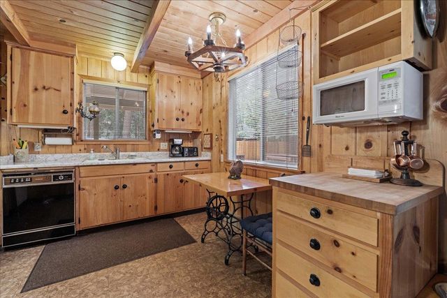 5440 Buttercup Dr, Pollock Pines, CA 95726