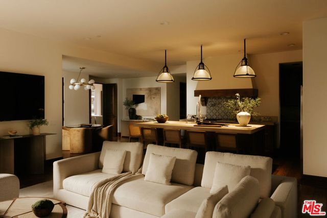 1046 N Norman Place, Los Angeles, CA 90049