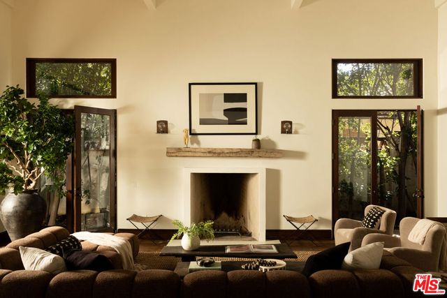 1046 N Norman Place, Los Angeles, CA 90049