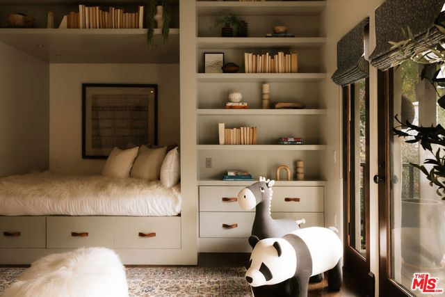 1046 N Norman Place, Los Angeles, CA 90049