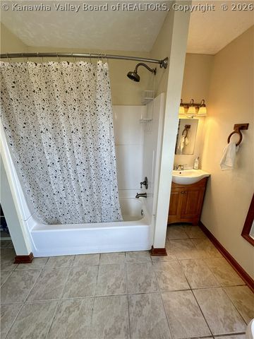 2312 Kanawha Terrace, St Albans, WV 25177