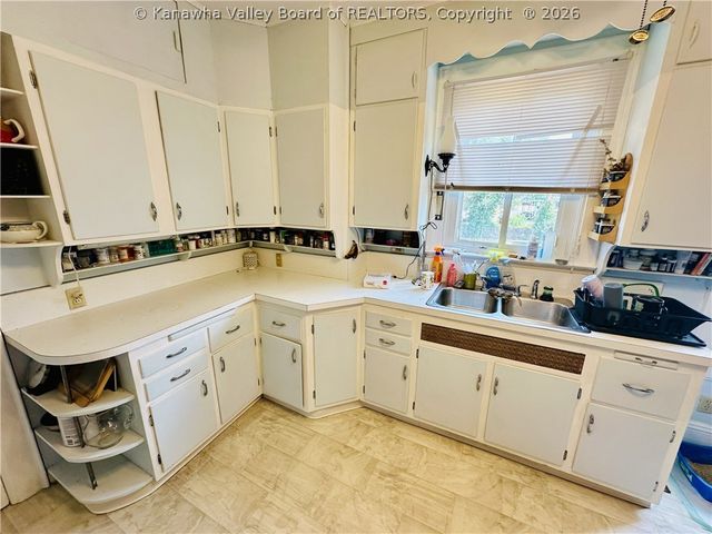 2312 Kanawha Terrace, St Albans, WV 25177