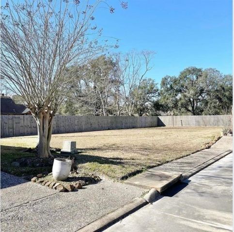 6 Regency Place, Orange, TX 77630