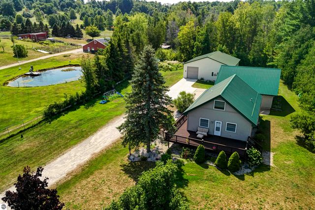 8224 S Schomberg Road, Cedar, MI 49621