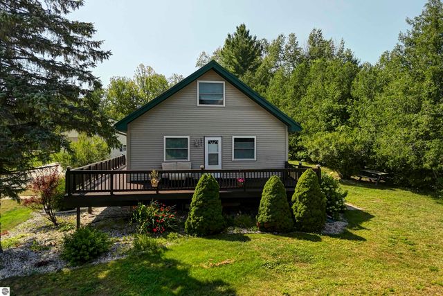 8224 S Schomberg Road, Cedar, MI 49621