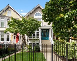 2426 N Burling Street, Chicago, IL 60614
