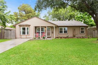 1518 14th Avenue N, Texas City, TX 77590