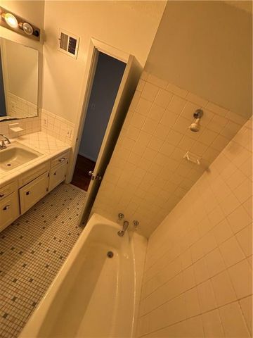 11123 Grand Avenue, Kansas City, MO 64114