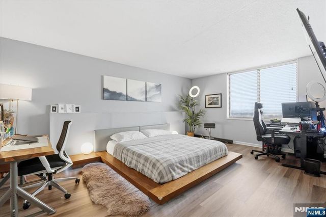 730 Harmon Cove Tower, Secaucus, NJ 07094