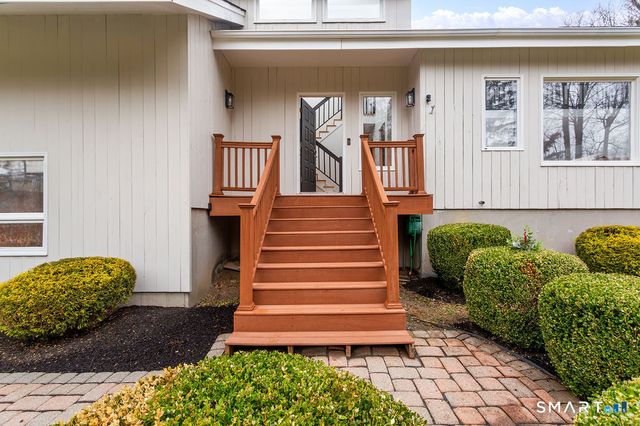 6 Daniels Drive, Danbury, CT 06811