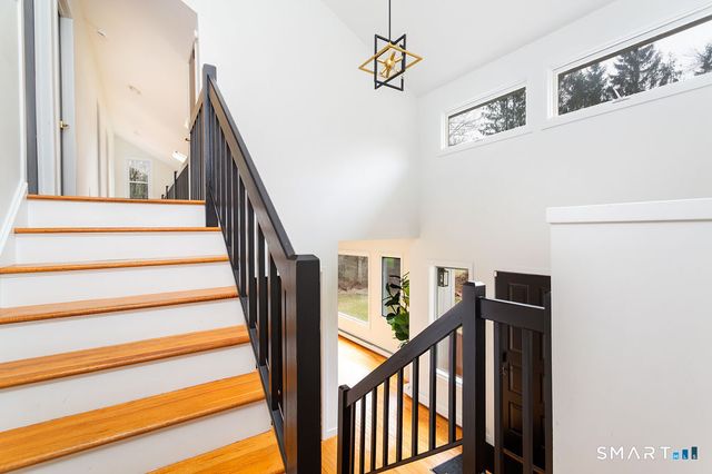 6 Daniels Drive, Danbury, CT 06811