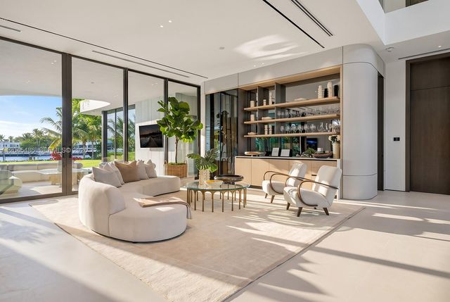 1015 S Southlake Dr, Hollywood, FL 33019
