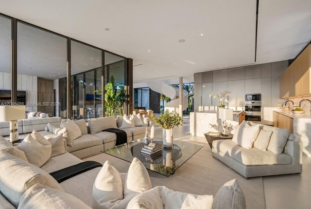 1015 S Southlake Dr, Hollywood, FL 33019
