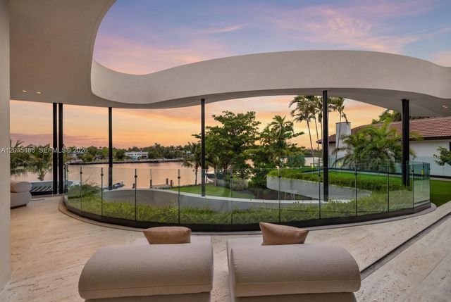 1015 S Southlake Dr, Hollywood, FL 33019