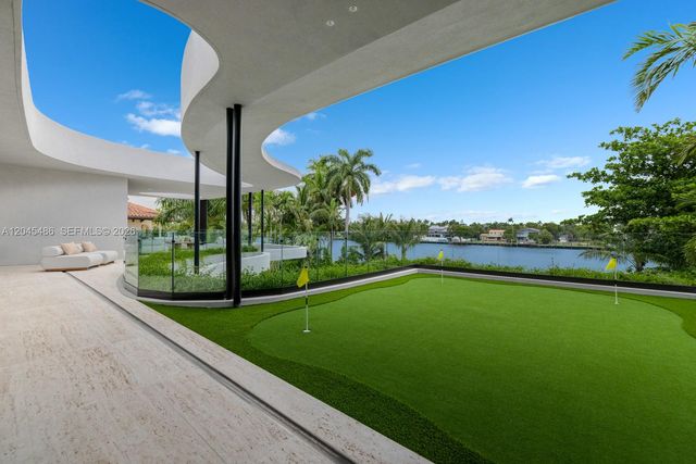 1015 S Southlake Dr, Hollywood, FL 33019