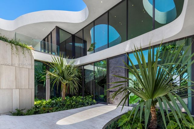 1015 S Southlake Dr, Hollywood, FL 33019