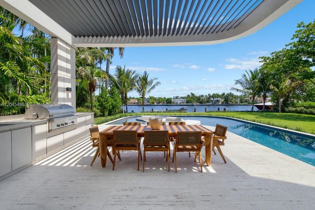 1015 S Southlake Dr, Hollywood, FL 33019