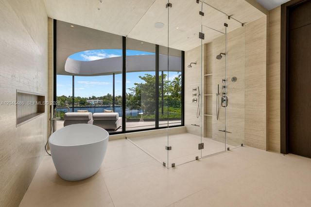 1015 S Southlake Dr, Hollywood, FL 33019