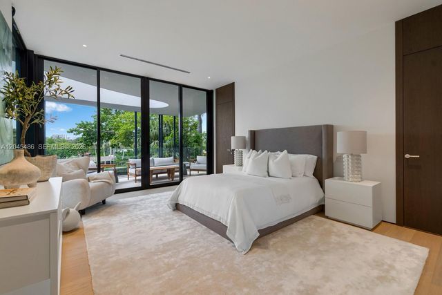 1015 S Southlake Dr, Hollywood, FL 33019
