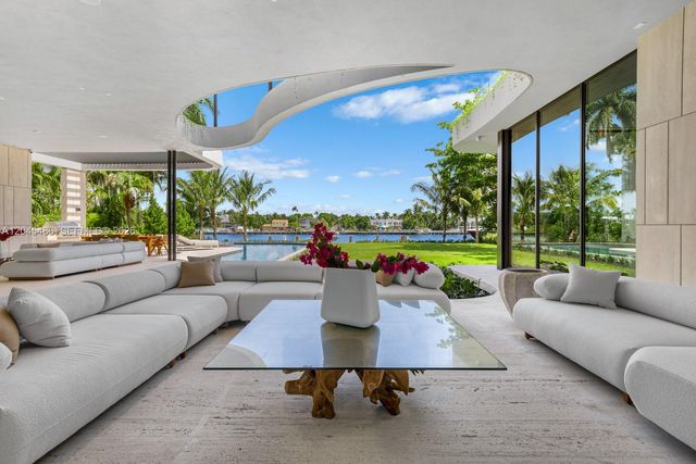 1015 S Southlake Dr, Hollywood, FL 33019