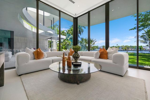 1015 S Southlake Dr, Hollywood, FL 33019
