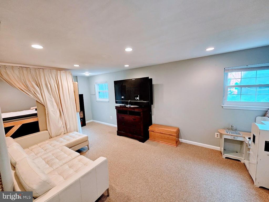 18 HOPTON CT, Sterling, VA 20165