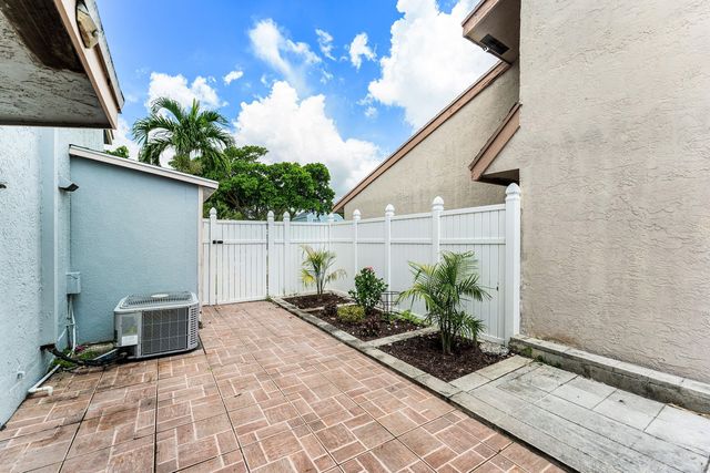 28 Paxford Lane, Boynton Beach, FL 33426