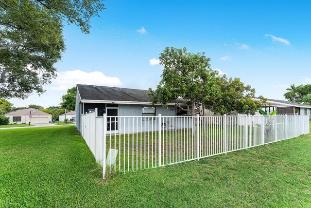 28 Paxford Lane, Boynton Beach, FL 33426