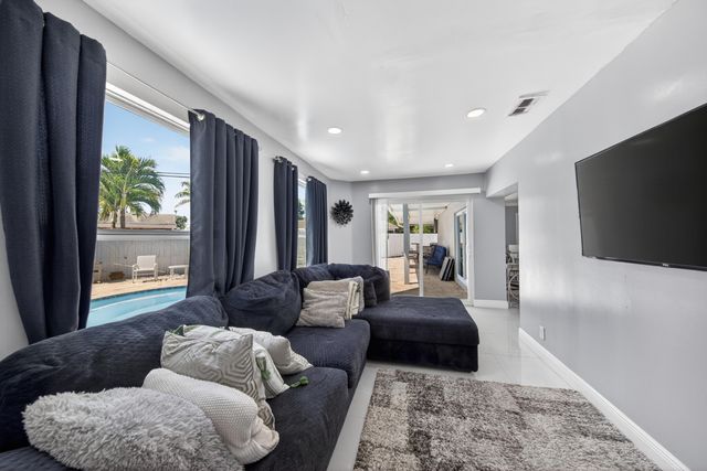 650 NW 38th Place, Deerfield Beach, FL 33064