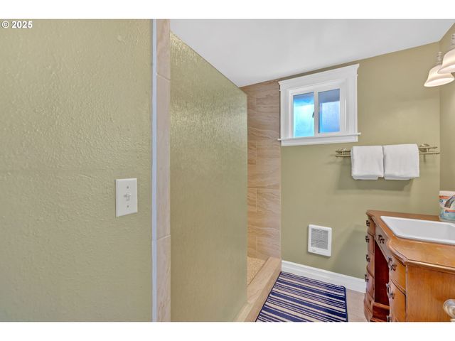 1340 Nw 15TH St, Lincoln City, OR 97367