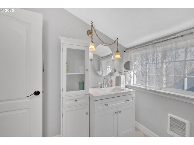 1340 Nw 15TH St, Lincoln City, OR 97367