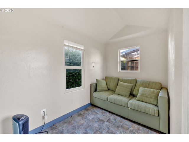 1340 Nw 15TH St, Lincoln City, OR 97367