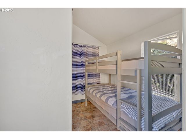 1340 Nw 15TH St, Lincoln City, OR 97367