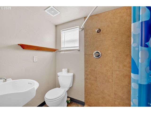 1340 Nw 15TH St, Lincoln City, OR 97367